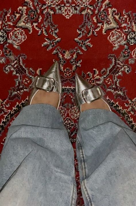 Kitten Heels With Socks, Silver Kitten Heels Outfit, Little Top Big Pants, Europe Fits, Kitten Heels Outfit, Silver Kitten Heels, Heels And Socks, Slouch Jeans, Grunge Chic