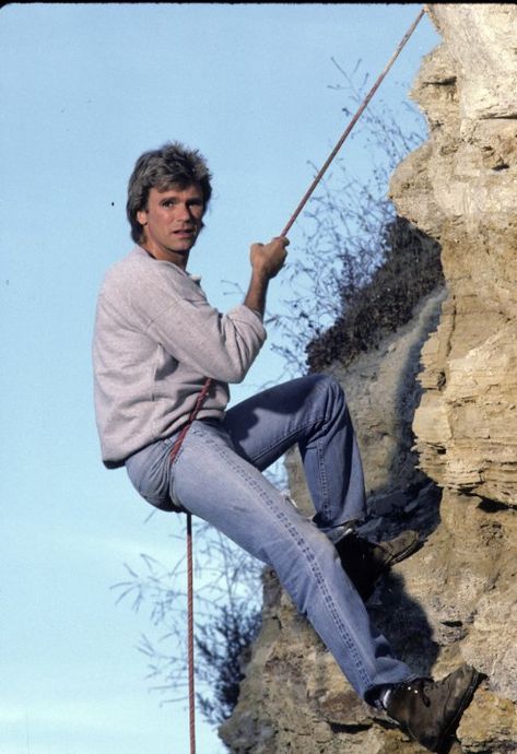 Still of Richard Dean Anderson in MacGyver (1985) Macgyver Richard Dean Anderson, Angus Macgyver, Richard Anderson, Richard Dean Anderson, Abc Photo, Stargate Sg1, Classic Television, Stargate, 8x10 Photo