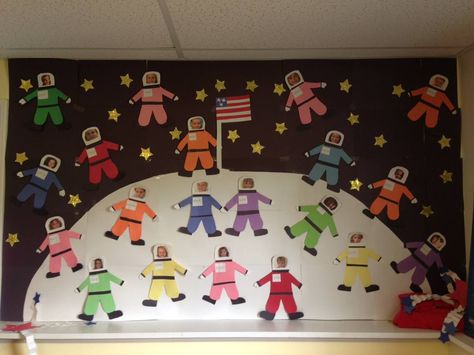 Astronauts with the child's faces and name tags. Astronaut Bulletin Board, Science Bulletin Boards Preschool, Preschool Space Theme, Space Bulletin Boards, Space Theme Classroom, Classroom Door Displays, Science Bulletin Boards, Space Preschool, Space Classroom