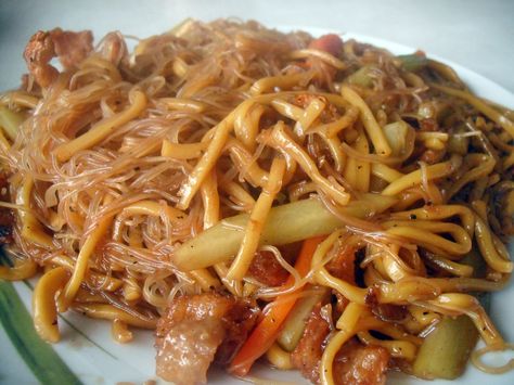 Pancit miki bihon. Miki Bihon, Bihon Recipe, Pancit Recipe, Yummy Noodles, Filipino Foods, Filipino Food, Filipino Recipes, Pad Thai, Noodles