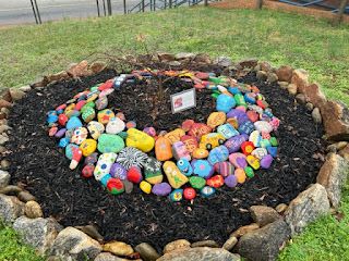 Colorful Rock Garden, Rock Garden For Kids, Memorial Rock Garden Ideas, Memory Garden Ideas, Memorial Rocks, Kindness Club, Memory Garden, Garden Escape, Repurposed Decor