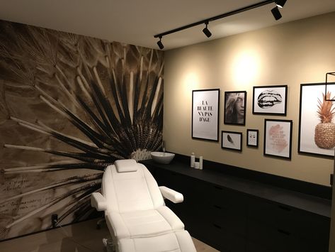 Schoonheidssalon Beauty Salon Interior Design, Spa Room Decor, Salon Suites Decor, Beauty Salon Interior, Beauty Salon Decor, House Of Beauty, Salon Interior Design, Spa Room, Beauty Parlor