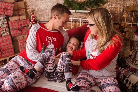 Family Christmas Pajama Mini Sessions 2019 -  Séance photo en pyjama dans un décor de chambre de Noël - Création L'atelier d'un Souhait et Aurore D. photographie Pyjamas Party, Pyjama Party, Mini Sessions, Christmas Photo, Christmas Photos, Family Christmas, Photo Ideas, Christmas Decor, Christmas Sweaters