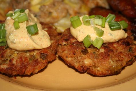 http://www.food.com/recipe/chicken-cakes-with-remoulade-sauce-quick-easy-366057 Remoulade Sauce Recipe, Chicken Cakes, Dude Food, Chicken Cake, Remoulade Sauce, Pre Cooked Chicken, Chicken Recipies, Chicken Patties, Creole Recipes