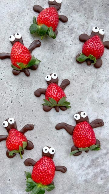 Turtle Snacks, Yummy Easy Snacks, Turtle Dessert, Animal Themed Food, Sea Turtle Cake, Book Club Snacks, Strawberry Snacks, Turtle Baby Shower, Turtle Birthday Parties