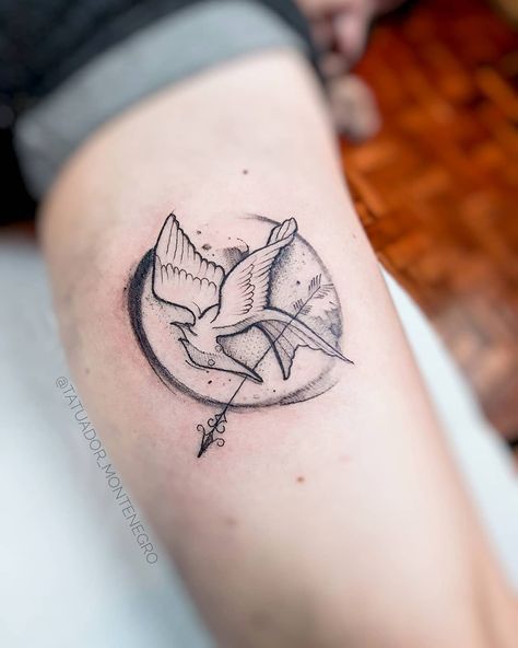 • Tordo de @thehungergames  D Mockingjay Tattoo, Hunger Games Tattoo, Ariel Tattoo, Fandom Tattoos, Lotr Tattoo, Fruit Tattoo, Bookish Tattoos, Saved Tattoo, Geek Tattoo