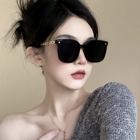 Fashion Promotional Square Unisex Sun Glasses Lentes De Sol Oversized New Black Sunglasses Collection For Men 2022 https://m.alibaba.com/product/1600680776106/Fashion-Promotional-Square-Unisex-Sun-Glasses.html?__sceneInfo={"cacheTime":"1800000","type":"appDetailShare"} Protective Eyewear, Sunglasses Women Fashion, Trendy Sunglasses, Eyewear Accessories, Mens Glasses, Round Face, Glasses Fashion, Sunglass Frames, Latest Fashion For Women