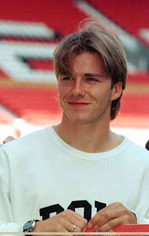 David Beckham Long Hair, David Beckham 90s, Young David Beckham, David Beckham Hair, David Beckham Wallpaper, David Beckham Haircut, David Beckham Manchester United, David Beckham Football, Mens Haircuts Thick Hair