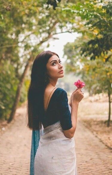 Sisters Photoshoot Poses, Saree Poses, Vintage Photoshoot, Beauty Smile, Self Portrait Poses, Indian Photoshoot, Saree Photoshoot, Happy Me, Life Nature