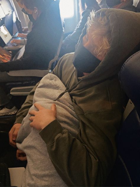 Airplane Couple Aesthetic, Couples Asleep, Hilarious Dogs, Travel Airport, Girls Cuddling, Loud Laugh, Goals Aesthetic, Plane Photos, Couple Sleeping