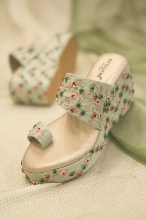 Asian Shoes, Kitten Heels Outfit, Indian Footwear, Bridal Sandals Heels, Indian Sandals, Latest Ladies Shoes, New Sandal, Bridal Slippers, Green Wedges