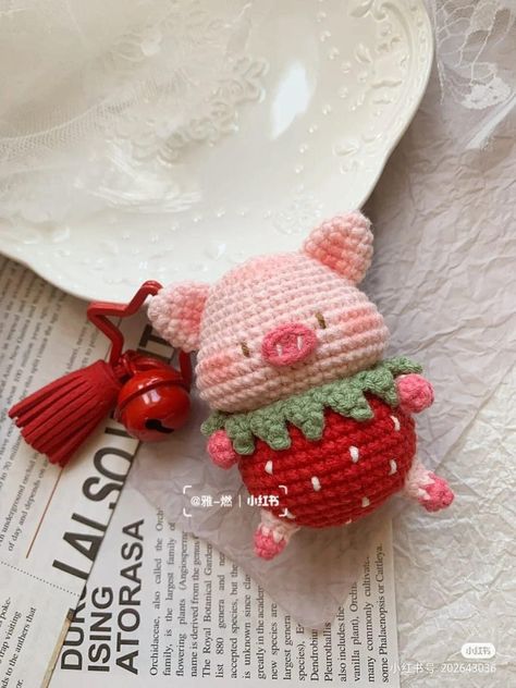 Crochet Pig, Crochet Fairy, Pola Amigurumi, Crochet Keychain Pattern, Crochet Design Pattern, Kawaii Crochet, Beginner Crochet Projects, Fun Crochet Projects, Crochet Keychain