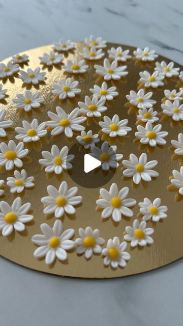 Daisy Baby Shower Cake, Simple Fondant Cake, Cake Flowers Tutorial, Cake Decorating Tutorials Videos, Marguerite Daisy, Birthday Cake Tutorial, Tårta Design, Flower Cake Design, Cake Decorating Flowers