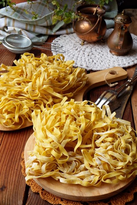 TAGLIATELLE FATTE IN CASA Pasta Fatta In Casa, Pasta Fresca, Pizza Pasta, Ravioli, Italian Recipes, Pizza, Pasta, Pizzas, Tagliatelle