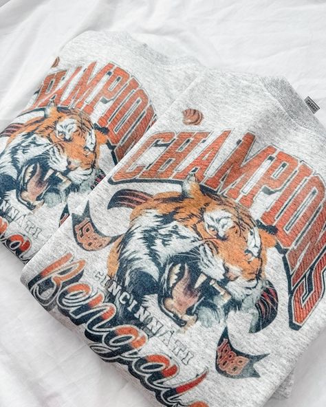 loving the new vintage bengals crews🐅🐅 www.dunhamdesignco.shop Bengals Game Day Outfit Women, Bengals Game Day Outfit, Bengals Outfit, Nfl Game Day Outfit Woman, Nfl Game Day Outfit, Game Day Outfit, Nfl Games, Gameday Outfit, Day Outfit