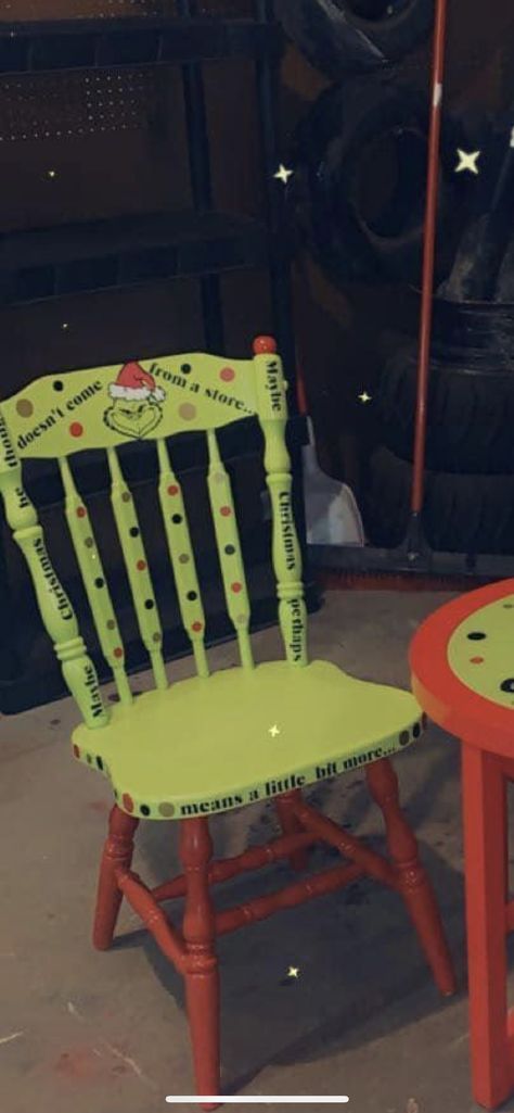 Grinch Painted Chairs, Grinch Chair Diy, Grinch Chair, Whoville Decor, Christmas Chairs, Christmas Whoville, Grinch Decor, Grinch Crafts, Primitive Christmas Decorating