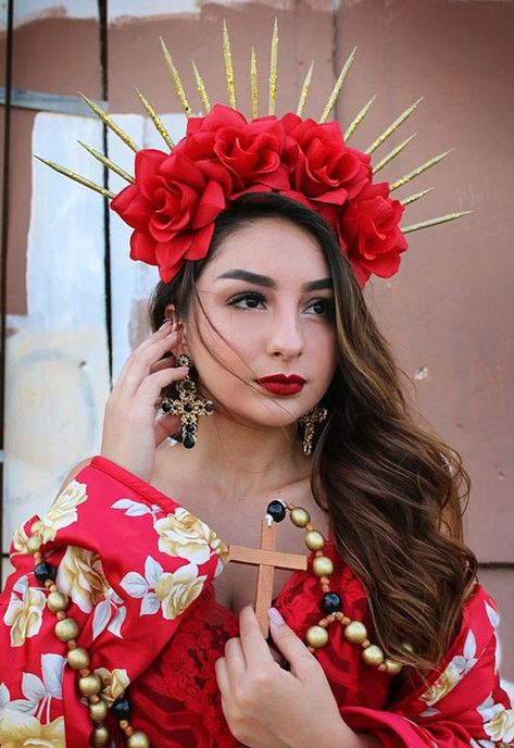 Tiara de Carnaval: 20 inspirações para a folia (Foto: Pintrest ) Virgin Mary Costume, Mary Costume, Festival Headpiece, Headpiece Diy, Halloween Fairy, Sugar Skull Makeup, Halo Crown, Crown Gold, Ethereal Makeup