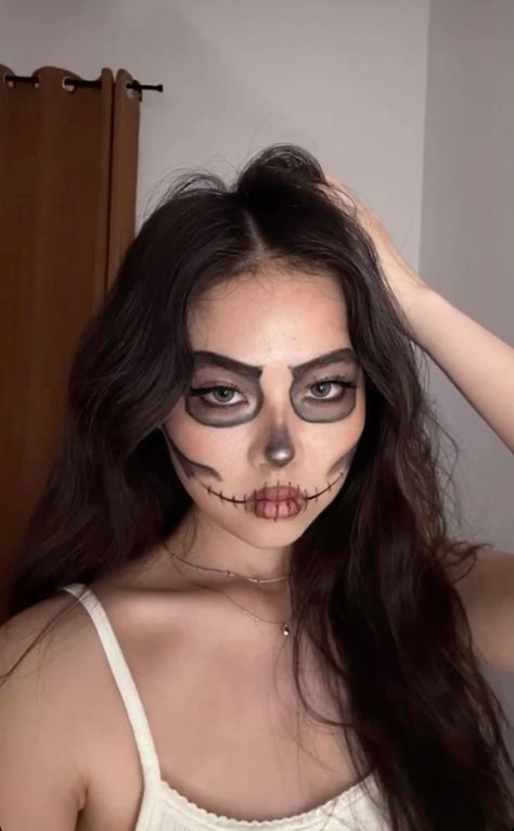 Skeleton Vampire Makeup, Skeleton Makeup And Costume, Skeleton Makeup For Halloween, Basic Skull Makeup, Skeleton Halloween Costume Makeup, Skeleton Bride Makeup, Duo Halloween Makeup, Skeleton Mouth Makeup, Skeleton Face Makeup Easy