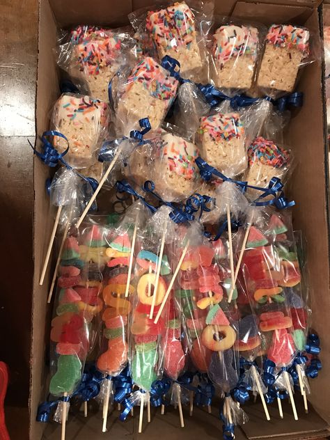 Rice Krispie Kabobs, Candy For Sale Cute Ideas, Candy Shish Kabobs Sticks, Candy Skewers Kabobs Ideas, Candy Land Treats, Pokemon Rice Krispie Treats, Candy Ideas For Party, Candy Kebabs Sticks, Candy Skewers Kabobs