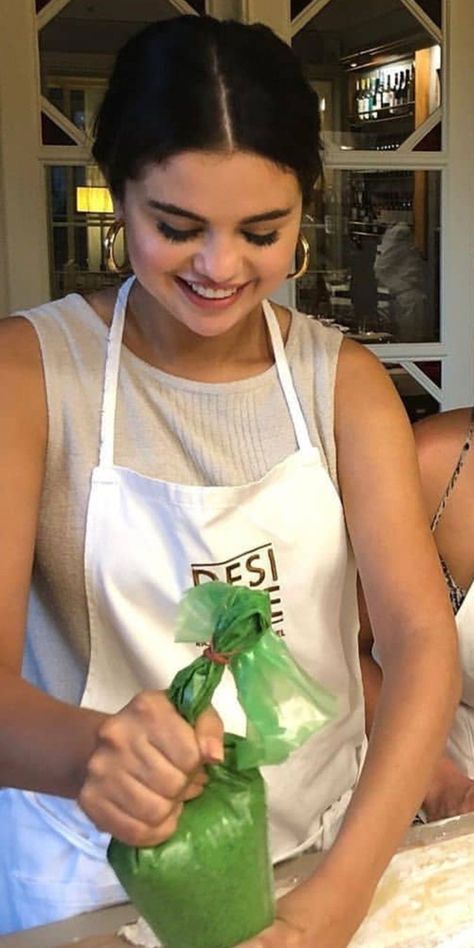 Selena Gomez Cooking, Selena Gomez Rare, Selena Gomez Latest, Selena Gomez Wallpaper, Selena Gomez Photoshoot, Selena Gomez Outfits, Selena Gomez Photos, Selena G, Pop Queen