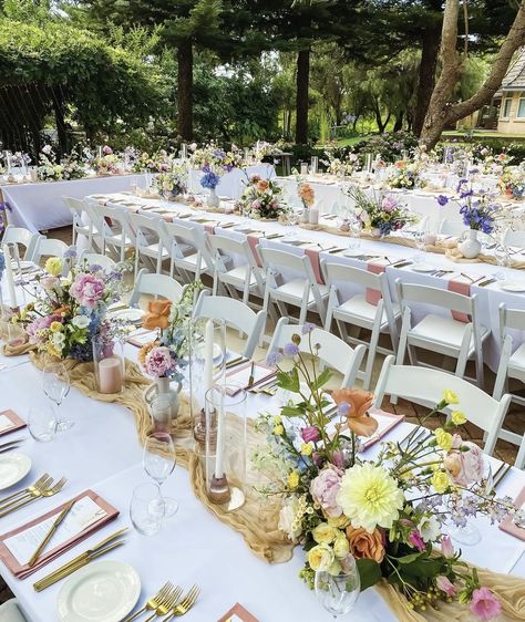 Chiffon Runner Wedding Table, Communal Wedding Table, Wild Flower Round Table, Wild Flower Garland, Simple Wildflower Table Setting, Garden Wedding Backdrop Ideas, Wildflower Rustic Wedding Theme, Wild Flower Wedding Reception, Wildflower Wedding Table Setting