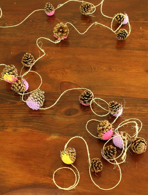 A pretty pine cone garland craft Spring Nature Crafts, Sukkah Decorations, Pine Cone Garland, Yule Crafts, Preschool Arts And Crafts, Spring Crafts For Kids, Cones Crafts, Pine Cone Crafts, Creative Learning