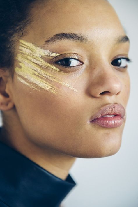 Makeup Ideas Photoshoot, Photoshoot Glitter, Gold Face Paint, Golden Makeup, Ideas For Makeup, Make Up Gold, Festival Make Up, Glitter Photography, Contour Makeup Tutorial