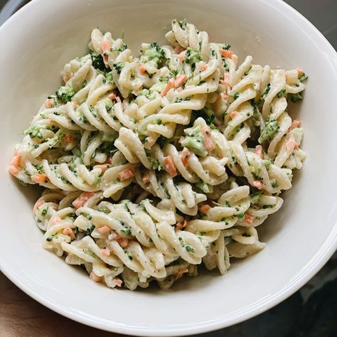 Easy Broccoli Pasta, Cafe Pasta, Broccoli Pasta Salad, Pasta Green, Pasta Salad For Kids, Baby Pasta, Broccoli Pasta Salads, Lunchbox Food, Healthy Pasta Salad Recipes