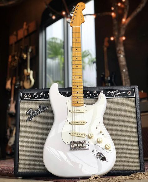 Electric Guitar Stratocaster, Squier Affinity Stratocaster, Gitar Vintage, Types Of Guitar, Electric Guitar Design, Guitar Photos, Fender Electric Guitar, Guitar Obsession, Classic Vibe