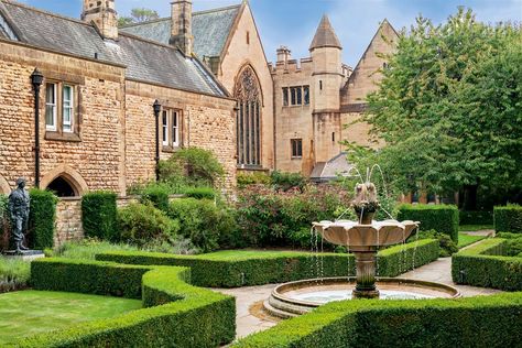 Oxford College, Castles In England, Oxford England, Victorian Mansions, School Garden, English House, College Campus, Oxford University, House Garden