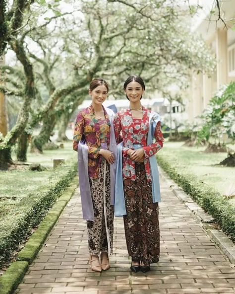 Bridesmaid Jawa, Indonesian Batik Dress, Convocation Photography, Kutu Baru Modern, Batik Tradisional, Ootd Kebaya, Indonesian Kebaya, Matcha Tiramisu, Fashion Batik