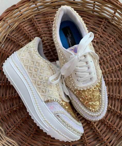 Bridal Sneakers Diy, Diy Wedding Shoes Sneakers, Tending Shoes, Sneaker Bride, Bridal Sneakers Brides, Bridal Essentials, Customize Shoes, Diy Wedding Shoes, Bride Sneakers