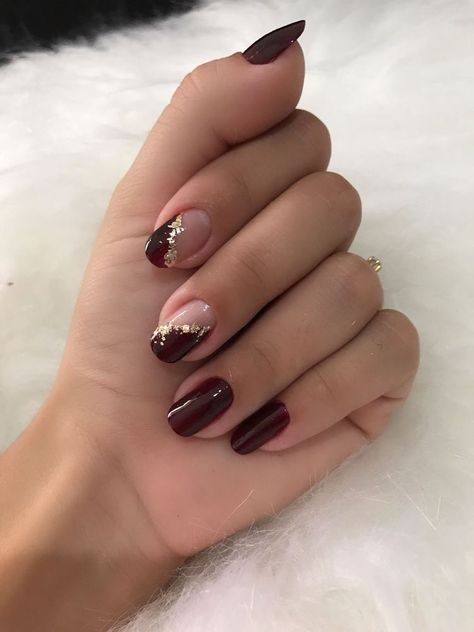 Maroon Nail Ideas Burgundy, Nailart Maroon, Maroon Nail Ideas, Maroon And Gold Nails, Maroon Nails Design, Nail Art Maroon, Burgundy And Gold Nails, Nails Subtle, Nails Maroon