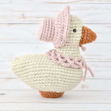 Carla the Goose Free Crochet Pattern by Elisa's Crochet Goose Amigurumi, Crochet Goose, The Goose, Super Bulky Yarn, Haken Baby, Lion Brand Yarn, Bulky Yarn, Free Crochet Patterns, Half Double Crochet