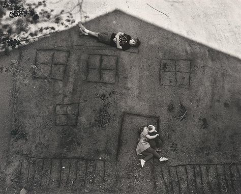 Laura and Brady in the Shadow of our House | The Art Institute of Chicago Abelardo Morell, Willy Ronis, Eugene Atget, August Sander, Alfred Stieglitz, Camera Obscura, Getty Museum, Black And White Photograph, Art Institute Of Chicago