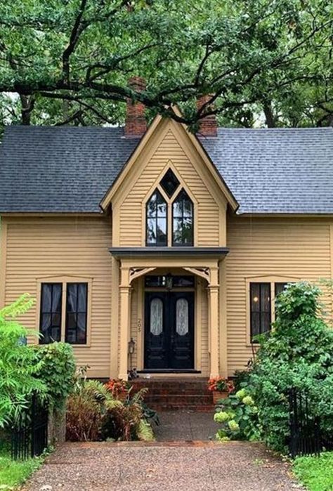 Simple American Gothic House Simple Gothic Architecture, Gothic House Exterior Victorian Cottage, Folk Victorian House Exterior, White Folk Victorian House, American Gothic Revival Architecture, American Gothic House, Carpenter Gothic, Neo Gothic Architecture, American Gothic