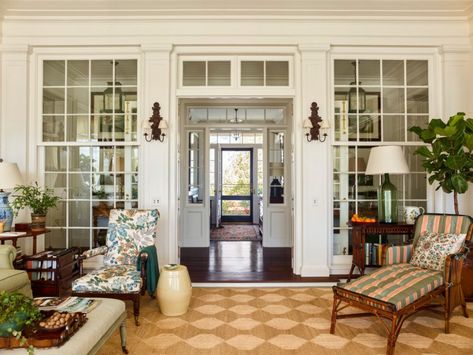 This Years AD100 | Meet the Interior Designers From United States (Par Gp Schafer, Colonial Revival Interior, Southern Georgia, Southern Colonial, Small Fountains, American House, Guest Cottage, Colonial Revival, Wrap Around Porch