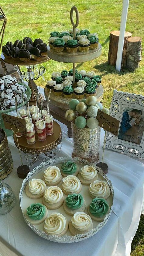 White And Gold Boho Table Setting, Natural Flower Bouquet Brides, Wedding Food Decorations, Forest Green Quinceanera Cake, Sage Candy Table, Succulent Dessert Table, Desert Table Ideas For Graduation, Green Sweets Table, Green Dessert Table Ideas