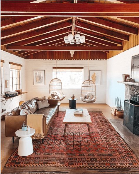 Southwestern Modern Living Room, Southwestern Interior, Joshua Tree House, Wooden Beams Ceiling, Southwestern Home Decor, The Joshua Tree, Southwestern Home, Adobe House, Desert Homes