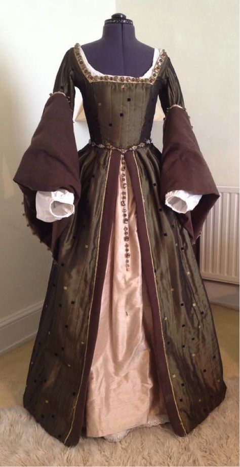 In the early 16th Century rivalry between the court of King Henry VIII and King… 16th Century Fashion Women, 16th Century Gown, Tudors Dress, Madrigal Dinner, Vestidos Medieval, 1600s Fashion, Zelda Au, 16th Century Dress, Nana Clothes