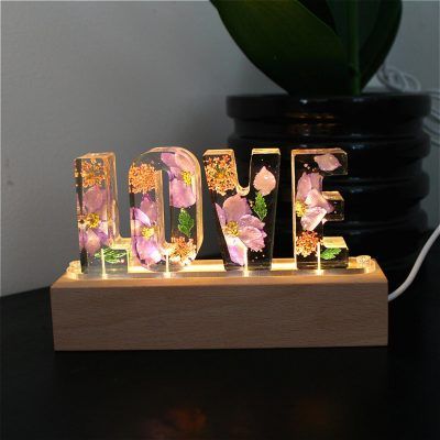 Glitter Home Decor, Dried Flowers Resin, Letter Resin, Home Decor Lamp, Seni Resin, Flowers Home Decor, Resin Crafts Tutorial, Decor Lamp, Diy Resin Projects