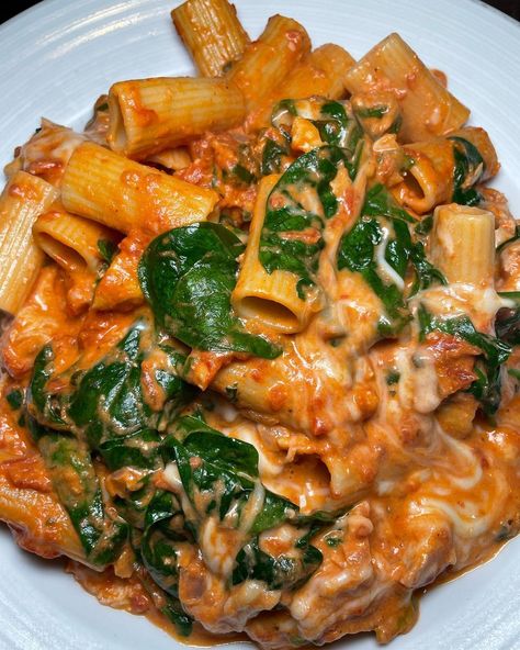 Rigatoni Fiorentina Recipe, Rigatoni Fiorentina, Spinach Mozzarella, Packed Meals, Vodka Pasta, Rigatoni Pasta, Protein Packed Meals, Mozzarella Chicken, Vodka Sauce