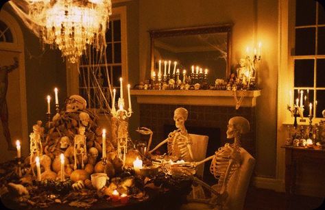 Love this dinner party look... skeletons at the table is the cutest idea. And the chandelier and candles create a warm, romantic atmosphere. Living Room Halloween Decor, Halloween Dining Room, Halloween Living Room, Table Halloween, Halloween Party Dinner, Elegant Halloween, Spooky Halloween Decorations, Halloween Bash, Halloween Cake