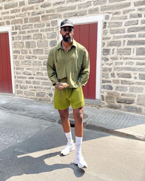 Chino Street Style, Nyc Mens Fashion Summer, Men With Short Locs, Men’s Street Style Summer, 90s Mens Summer Fashion, Striped Shorts Outfit Men, Mens Street Style 2023, Outfits For Summer Men, Summer Street Style Men