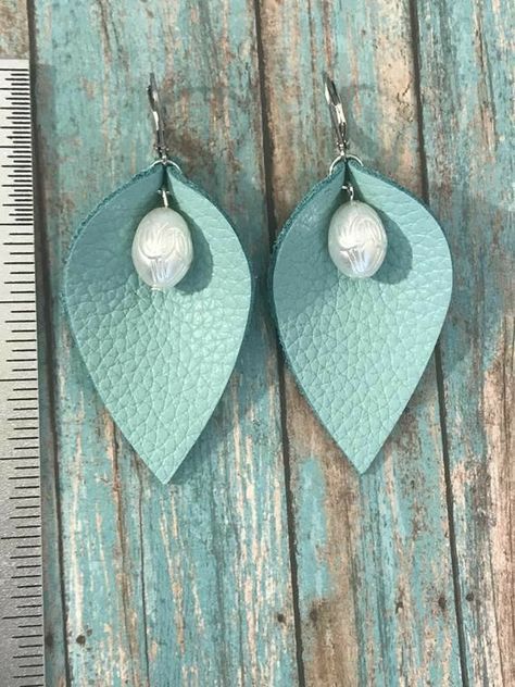 Leopard Jewelry, Diy Leather Earrings, Leather Jewelry Diy, Earrings Real, Petal Earrings, Earrings Leaf, Leather Jewellery, Pretty Beads, Turquoise Leather