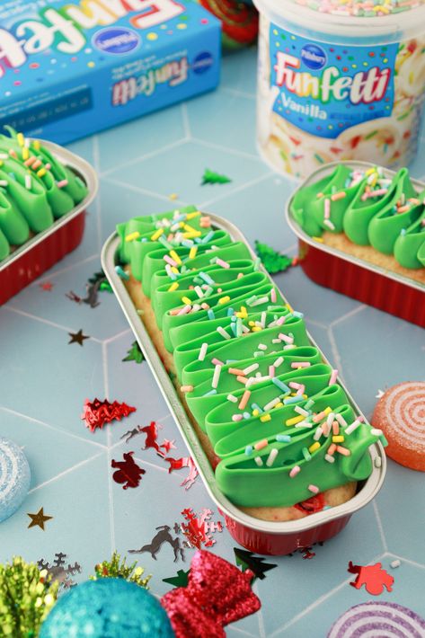 Holiday Mini Cake Trays Recipe Mini Loaf Pan Desserts Christmas, Mini Cake Tray Ideas, Mini Christmas Cakes Recipe, Christmas Tray Cake, Mini Loaf Cakes Ideas Christmas, Mini Cake Pan Ideas Christmas, Mini Cakes Christmas, Christmas Mini Loaf Cakes Ideas, Mini Loaf Cake Recipes