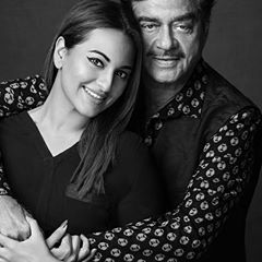 Image may contain: one or more people, people sitting and closeup Father Daughter Poses, Father Daughter Photos, Father Daughter Photography, Bollywood Photos, Friend Poses Photography, Sonakshi Sinha, Dad Daughter, People Sitting, People People