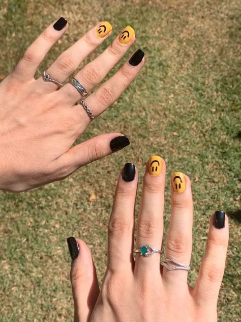 Black Yellow Nails, Yellow And Black Nails, Mens Nails, Retro Nails, Makeup Nails Art, Hippie Nails, Punk Nails, Cute Gel Nails, Black Nail