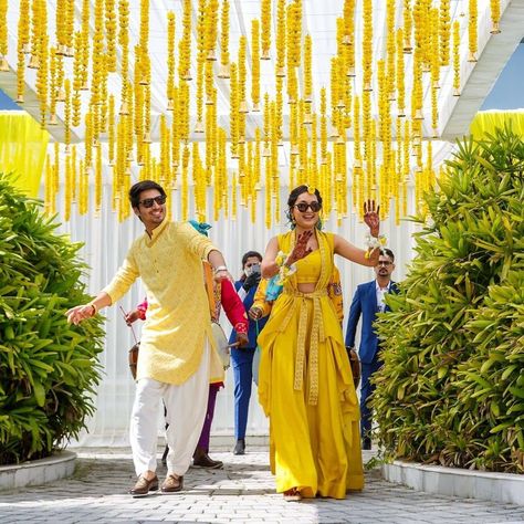 Couple Dresses For Haldi Ceremony, Dress For Haldi Function For Men, Haldi Ceremony Decorations For Men, Groom Outfit For Haldi, Haldi Dress For Bride And Groom, Haldi Outfit For Men Indian, Dress Ideas For Haldi Ceremony, Haldi Ceremony Outfit Couple, Yellow Haldi Outfit For Groom