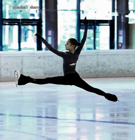 Aliona Kostornaia, Figure Ice Skates, Figure Skating Outfits, Skate 3, Skating Aesthetic, Alina Zagitova, Skater Aesthetic, Sports Aesthetic, Ice Skaters